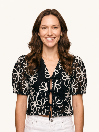 Blusa Celinda com Bordados Florais e Amarração Frontal – Preto e Branco
