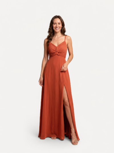 Vestido Longo Elegante com Busto Drapeado e Fenda – Terracota