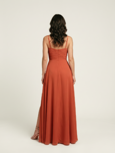 Vestido Longo Elegante com Busto Drapeado e Fenda – Terracota