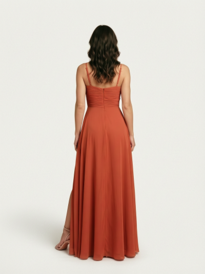 Vestido Longo Elegante com Busto Drapeado e Fenda – Terracota