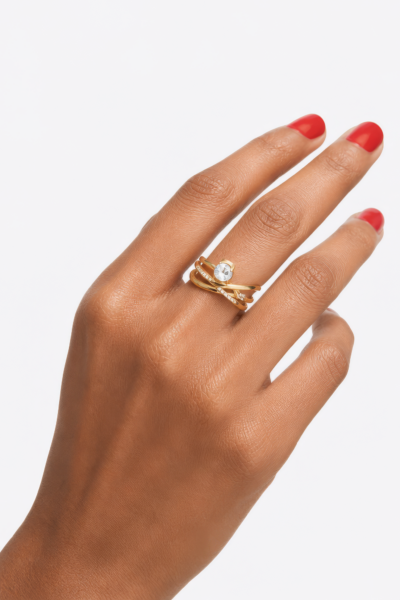 Anel Dourado com Cristal Elegante
