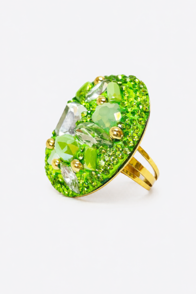 Anel Glamour Verde com Detalhes Brilhantes