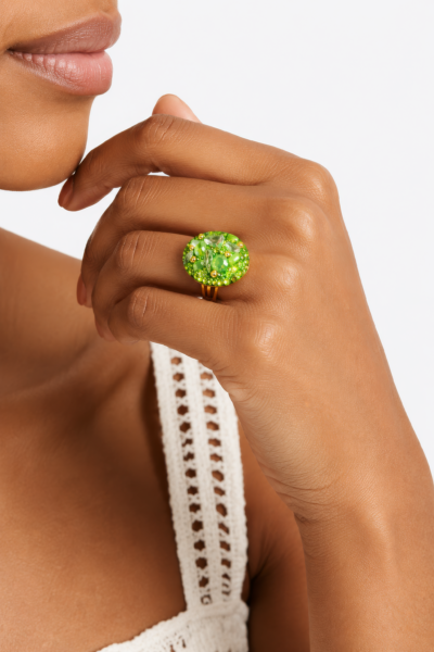 Anel Glamour Verde com Detalhes Brilhantes