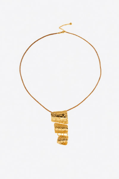 Colar Dourado com Design Escultural