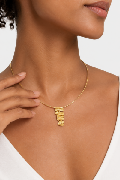 Colar Dourado com Design Escultural