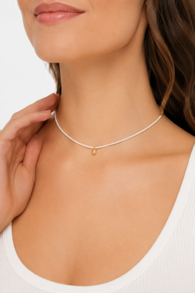Colar Elegante com Conta de Pérola e Pendente Dourado