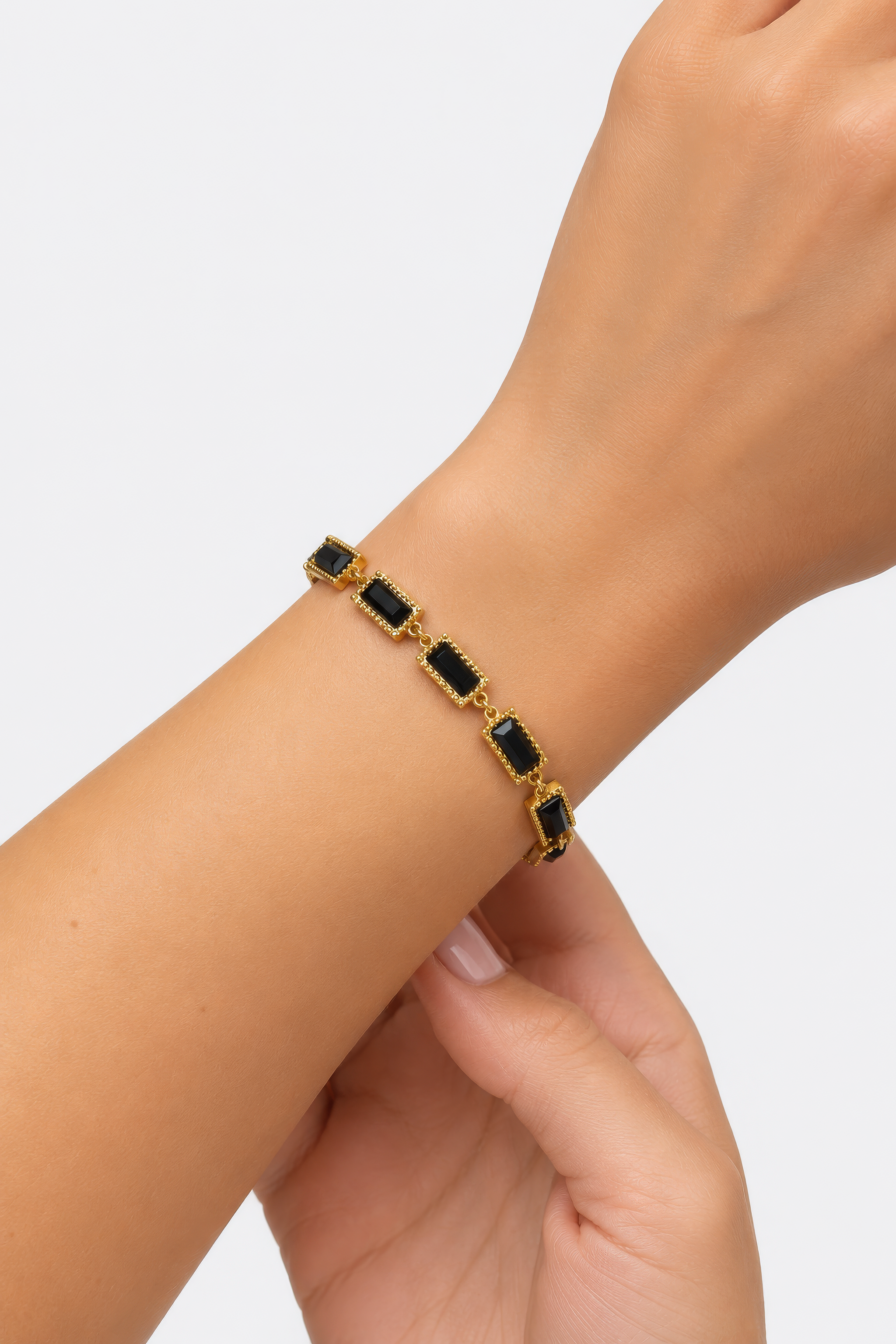 Pulseira Dourada com Pedras Negras Pulseira Dourada com Pedras Negras