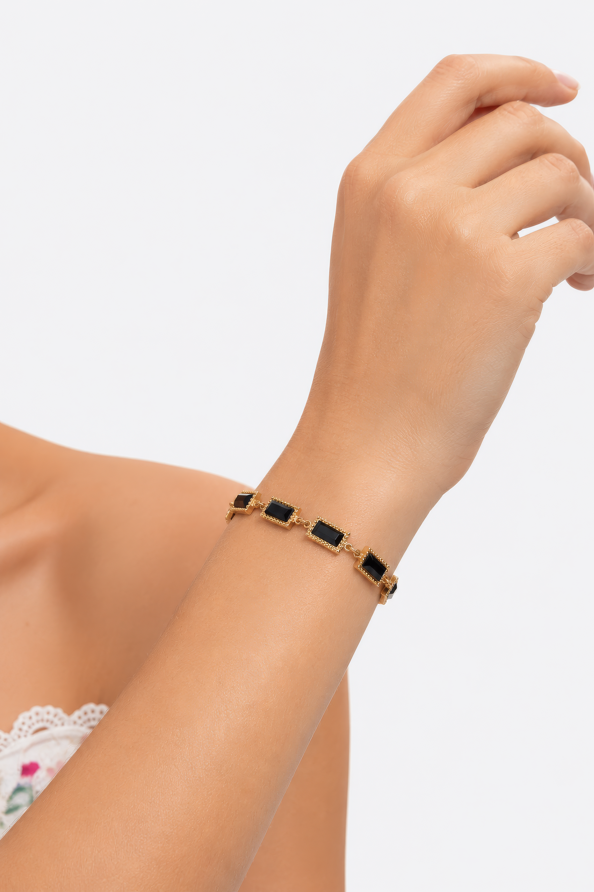 Pulseira Dourada com Pedras Negras Pulseira Dourada com Pedras Negras