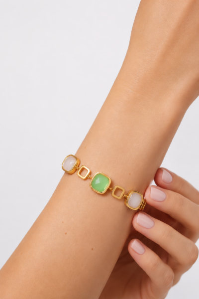 Pulseira Elegante com Detalhes em Verde e Dourado