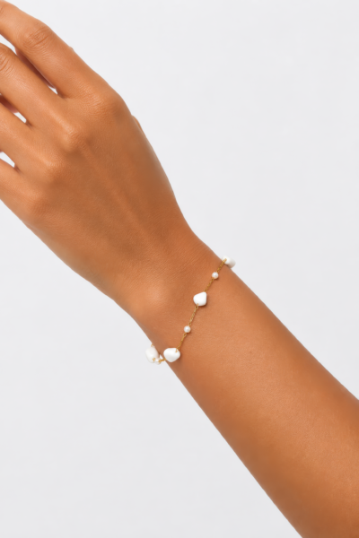Pulseira Elegante com Pérolas e Detalhes Dourados