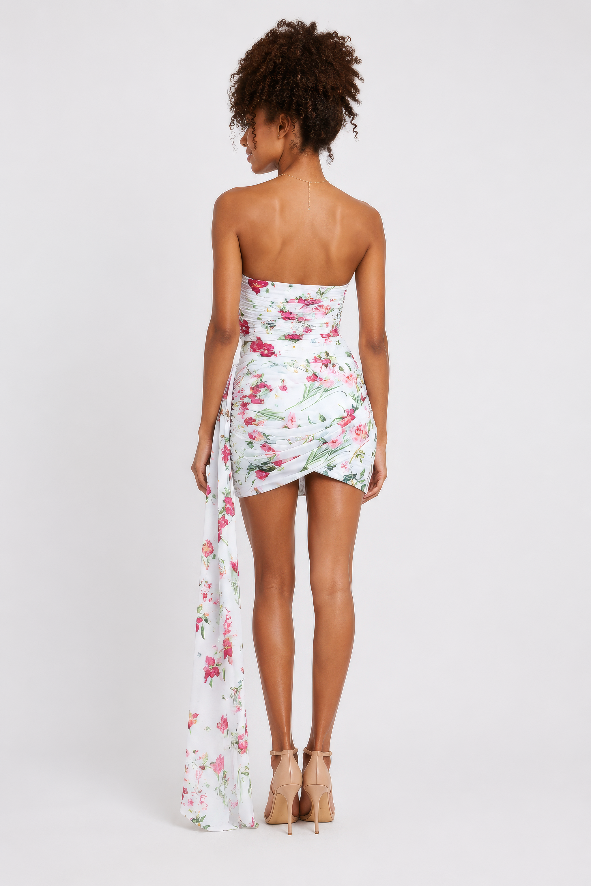 Vestido Floral Elegante com Detalhe Assimétrico Vestido Floral Elegante com Detalhe Assimétrico